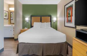een groot bed in een hotelkamer bij Extended Stay America Suites - Phoenix - Biltmore in Phoenix