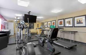 um ginásio com equipamento cardiovascular numa sala em Extended Stay America Suites - Phoenix - Biltmore em Phoenix