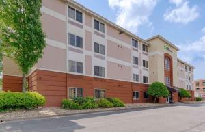 um grande edifício com uma rua em frente em Extended Stay America Select Suites - Atlanta - Buckhead em Atlanta