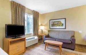 sala de estar con sofá y TV de pantalla plana en Extended Stay America Select Suites - Atlanta - Marietta - Wildwood, en Atlanta