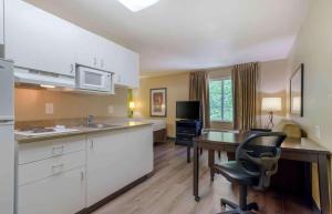a kitchen with a desk and a chair in a room at Extended Stay America Select Suites - Atlanta - Perimeter - Peachtree Dunwoody in Atlanta