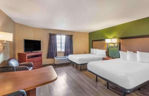 una camera d'albergo con due letti e una televisione di Extended Stay America Suites - Bakersfield - Chester Lane a Bakersfield