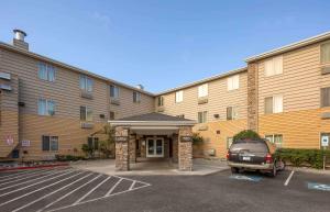 un parcheggio di fronte a un edificio di Extended Stay America Suites - Anchorage - Midtown ad Anchorage