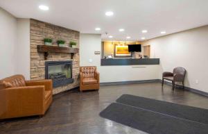 um átrio com lareira e cadeiras e um bar em Extended Stay America Suites - Anchorage - Midtown em Anchorage