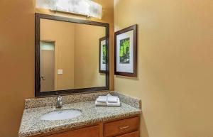 ベーカーズフィールドにあるExtended Stay America Suites - Bakersfield - Chester Laneの洗面台と大きな鏡のあるバスルーム +52枚の写真