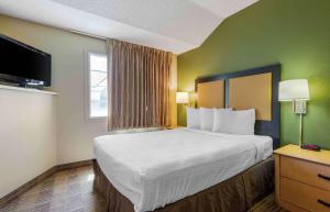 um quarto de hotel com uma cama grande e uma janela em Extended Stay America Suites - Anchorage - Midtown em Anchorage