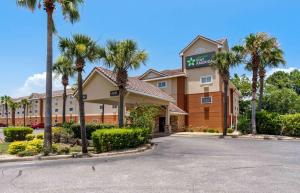 a hotel with palm trees in front of a building at Extended Stay America Suites - Destin - US 98 - Emerald Coast Pkwy in Destin