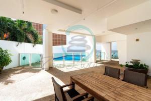 Un comedor con mesa y sillas de madera. en ZEN TOWERS: Cozy Executive 3-BR Family Apt in Darwin City, en Darwin