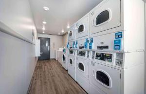 a laundry room with white washers and dryers at Extended Stay America Select Suites - Orlando - Sanford - Airport in Sanford