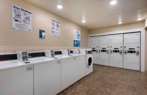 lavadero con lavadoras y secadoras blancas en Extended Stay America Select Suites - Little Rock - Southwest, en Little Rock