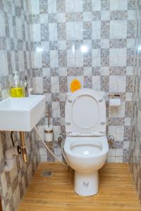 ein Bad mit einem WC und einem Waschbecken in der Unterkunft 1 Bedroom Bungalow in Alalubosa GRA in Ibadan