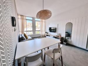 a living room with a white table and chairs at Studio Peatonal in Concordia