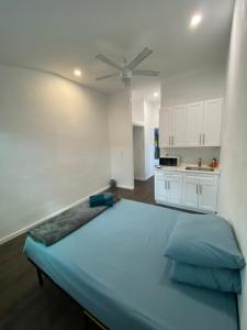 uma cama grande num quarto com tecto em Entire private Studio apartment em North Miami Beach