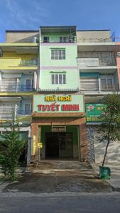 a building with a tka next to a truck mindset inhibitor at Nhà Nghỉ Tuyết Minh in Xóm Mỹ Thanh