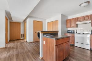 una cocina vacía con armarios de madera y encimera en Mesmerizing Apartment In Normal, IL Bloomington, IL, en Normal