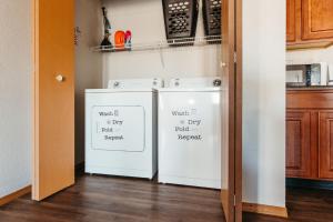 una cocina con 2 neveras con etiquetas en Mesmerizing Apartment In Normal, IL Bloomington, IL, en Normal