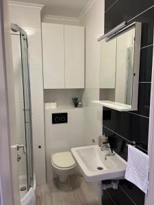 ein weißes Bad mit einem WC und einem Waschbecken in der Unterkunft Bellissima by the Sea in Makarska