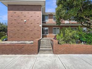 un edificio de ladrillo con escaleras delante en Ground floor one bedroom apartment in Elsternwick, en Melbourne