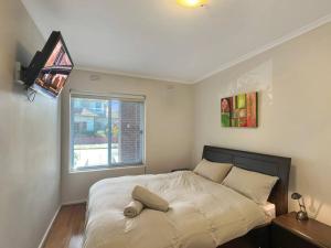 1 dormitorio con cama con almohada en Ground floor one bedroom apartment in Elsternwick, en Melbourne