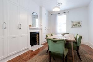 une salle à manger avec une table, des chaises et une cheminée dans l'établissement Central Elegance: Cottage Gem with Parking, à Launceston
