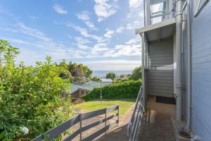 vistas desde el lateral de una casa con balcón en Cosy Unit With a Sea View, en Burnie
