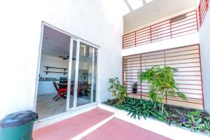 une porte ouverte d'une maison avec une terrasse dans l'établissement Casa Blanca, à Puerto San José