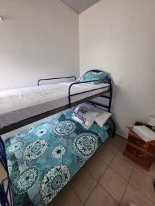 um pequeno quarto com 2 beliches em Max´s House em Ahuachapán