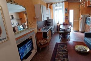a living room with a kitchen with a stove top oven at GOLD HOUSE appartamento stazione centrale in Milan