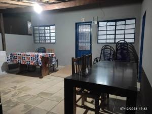 ein Esszimmer mit einem schwarzen Tisch und Stühlen in der Unterkunft Aconchego da Vovó in Bonito