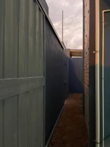 un pasillo de un edificio con una pared azul en Casa moderna en catacamas, en Catacamas