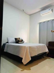 1 dormitorio con 1 cama en una habitación blanca en Casa moderna en catacamas, en Catacamas