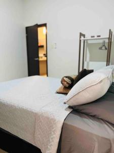 Een bed of bedden in een kamer bij Casa moderna en catacamas
