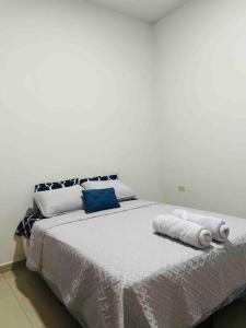- une chambre avec un grand lit et des serviettes dans l'établissement Casa moderna en catacamas, à Catacamas