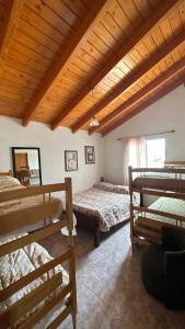 - une chambre avec deux lits et un plafond en bois dans l'établissement Casa vista panorámica al lago, à Córdoba