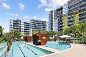 uma imagem de uma piscina num resort em 3-Bed Luxurious Retreat by Brisbane River & CBD em Brisbane