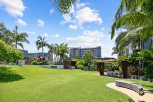 um parque verde com palmeiras e edifícios em 3-Bed Luxurious Retreat by Brisbane River & CBD em Brisbane