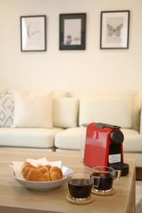 大阪的住宿－Casa Stella 2 Capricorn by Liaison，咖啡桌,配有一碗羊角面包和开胃菜