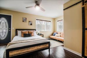- une chambre avec un grand lit et un canapé dans l'établissement Modern Home of Style & Comfort!, à Petoskey