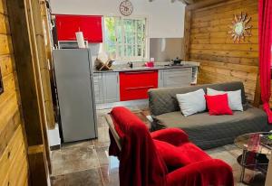 a living room with a couch and a kitchen at Villa Cachiman in Pointe-Noire