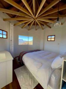 1 dormitorio con 1 cama grande y techo de madera en Andean Lodge in La Paz en La Paz