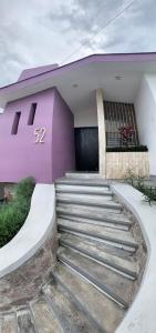 een paars gebouw met een trap ervoor bij Hostal Casa Violeta in Tepic