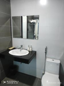 Koupelna v ubytování LS HOTEl + 16 fotografií