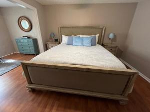 Un pat sau paturi într-o cameră la Legoland
