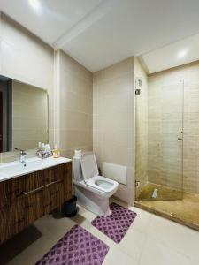 uma casa de banho com um WC, um lavatório e um chuveiro em Paradise Prestigia em Fez