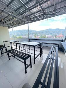 einen Tisch und Bänke in einem Zimmer mit Aussicht in der Unterkunft Maluku Residence Syariah in Ambon
