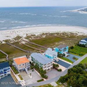 uma vista aérea de uma praia com casas e o oceano em Southern Charm of Holden Beach em Holden Beach