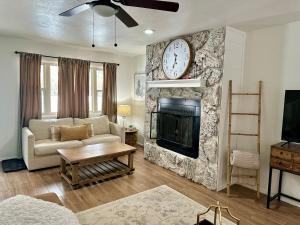 TV a/nebo společenská místnost v ubytování Timbers Tavern