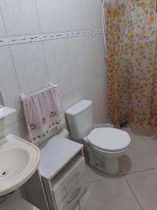 Koupelna v ubytování Confortável quarto em Matinhos