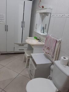 Koupelna v ubytování Confortável quarto em Matinhos