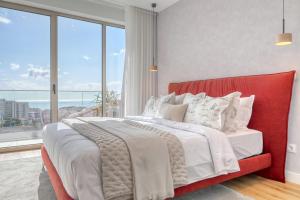 フンシャルにあるThe Place by Nicolene, a Home in Madeiraのベッドルーム1室(赤いヘッドボード付きの大型ベッド1台付)